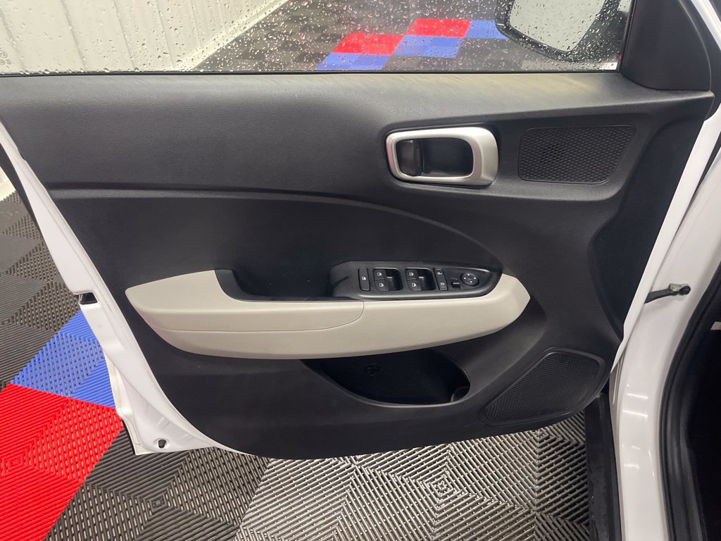 Used 2022 Hyundai Venue SEL w/ Cargo Package FWD image 10