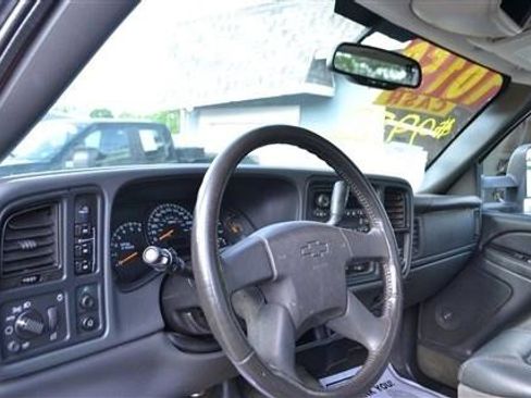 Used 2004 Chevrolet Silverado 2500 LS w/ Skid Plate Package AWD/4WD image 12