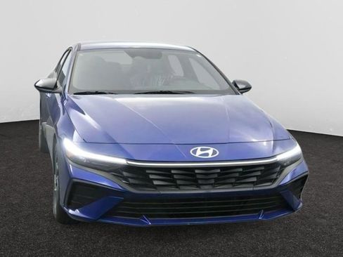 Used 2025 Hyundai Elantra SEL image 1