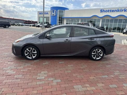 Used 2017 Toyota Prius Four FWD image 3
