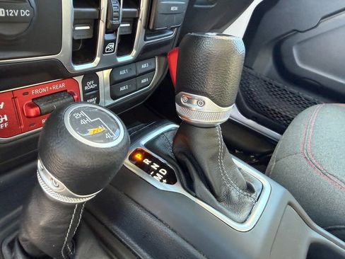 Used 2024 Jeep Wrangler Rubicon image 18