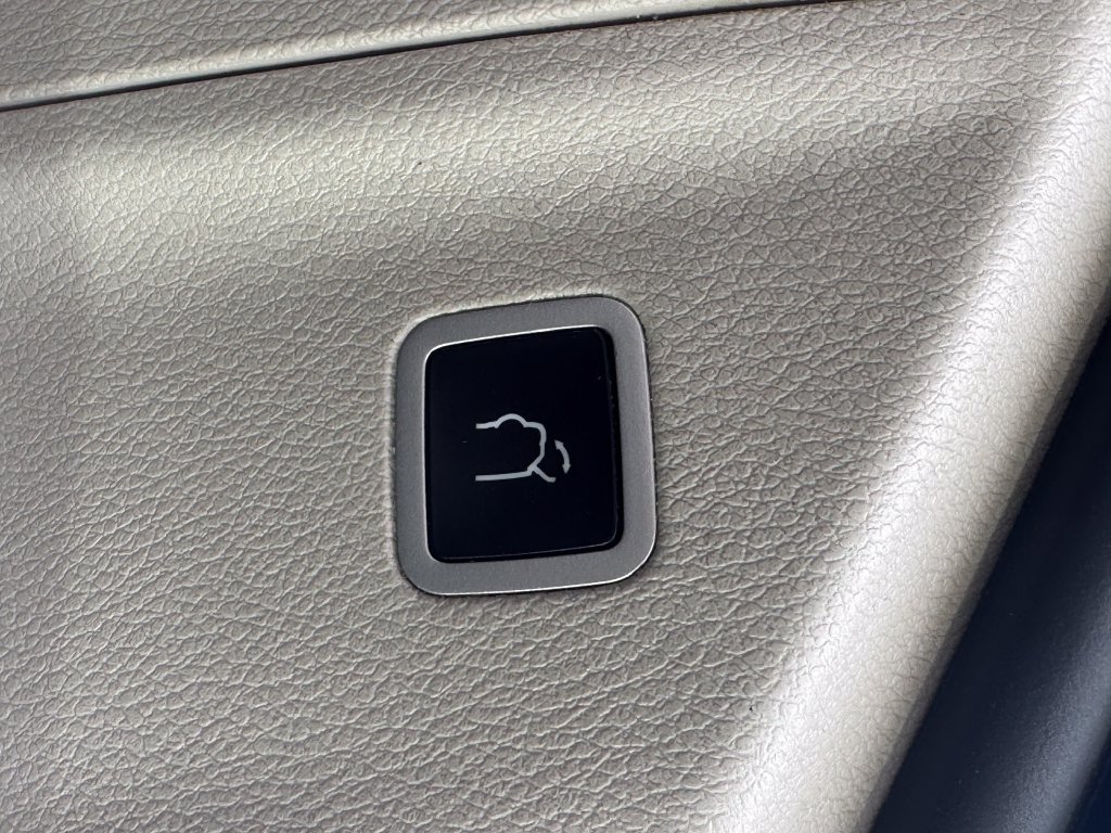 Used 2024 Chrysler Pacifica Touring-L FWD image 17