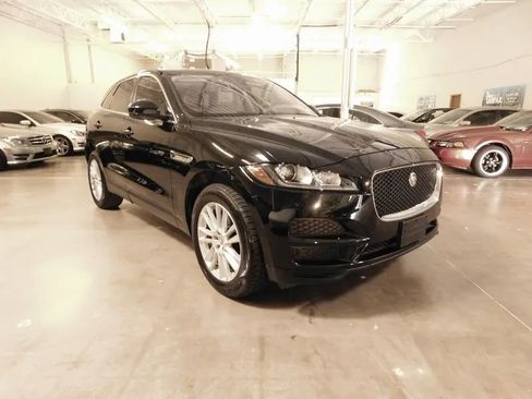 Used 2017 Jaguar F-PACE Prestige image 3