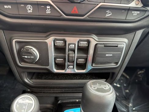 Used 2018 Jeep Wrangler Unlimited Sahara image 17