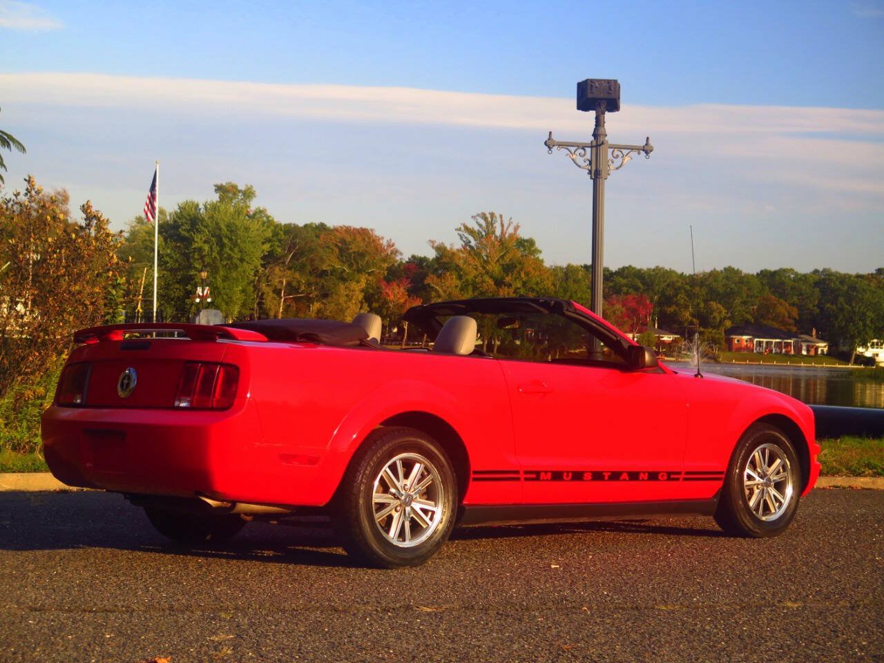 Used 2005 Ford Mustang Convertible RWD image 25