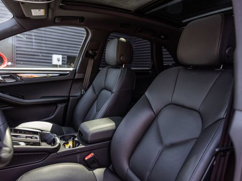 Certified 2026 Porsche Macan AWD/4WD image 5