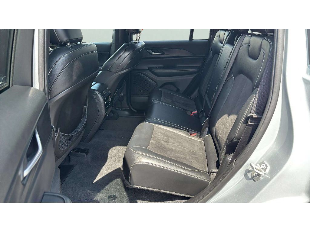 Used 2023 Jeep Grand Cherokee Altitude AWD/4WD image 11