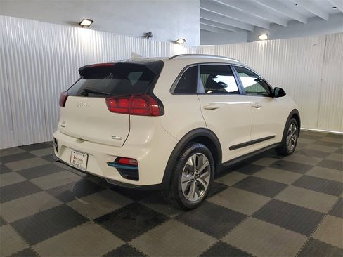 Certified 2022 Kia Niro EX w/ Cold Weather Package image 6