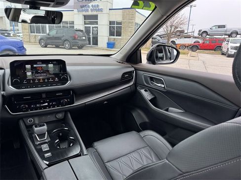 Used 2022 Nissan Rogue Platinum w/ Head-Up Display Package image 16