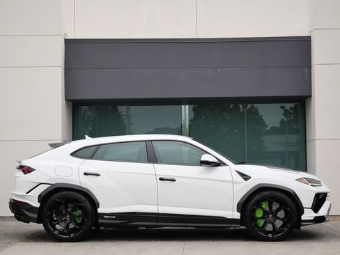 Used 2024 Lamborghini Urus Performante AWD/4WD image 2