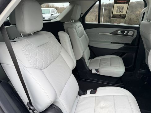 Certified 2025 Ford Explorer Platinum w/ LUX Leather Package image 23