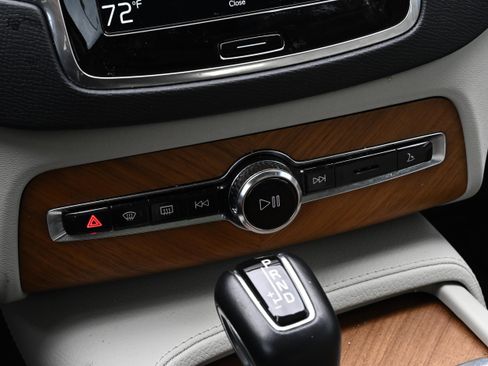 Used 2022 Volvo XC90 T6 Momentum w/ Protection Package Premier image 18