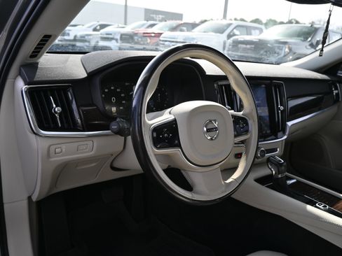 Used 2018 Volvo S90 T5 Momentum image 3
