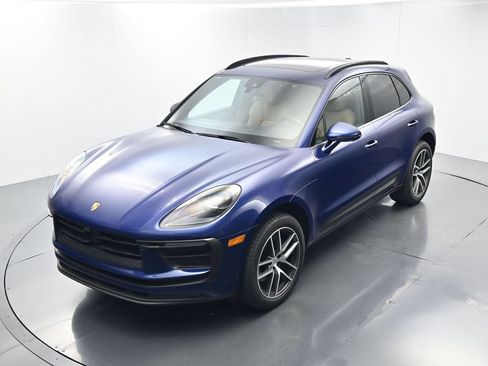 Certified 2025 Porsche Macan AWD/4WD image 31