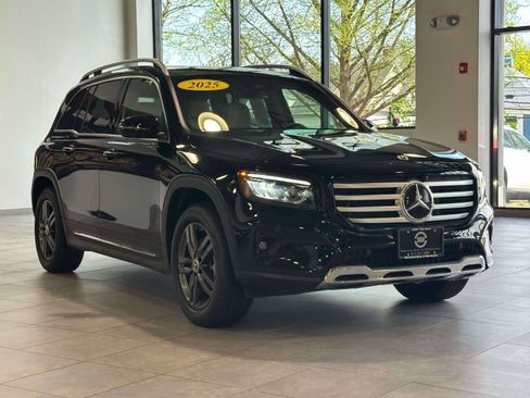Used 2025 Mercedes-Benz GLB 250 4MATIC image 2