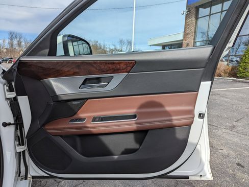 Used 2017 Jaguar XF R-Sport image 31