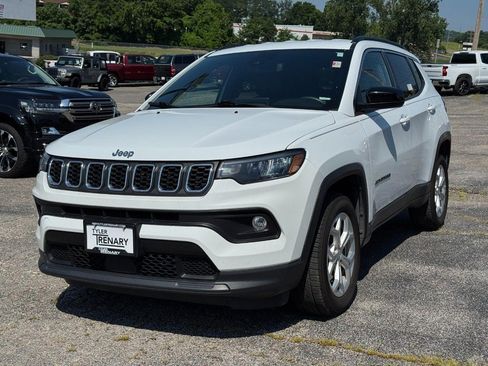 Used 2024 Jeep Compass Latitude AWD/4WD image 10