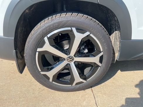 Used 2025 Volkswagen Taos SEL image 15