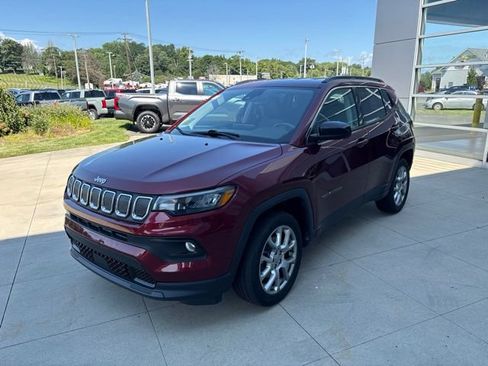Used 2022 Jeep Compass Latitude AWD/4WD image 3