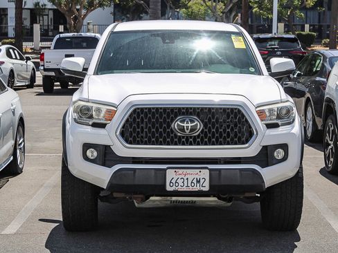 Used 2018 Toyota Tacoma TRD Off-Road w/ Technology Package AWD/4WD image 2