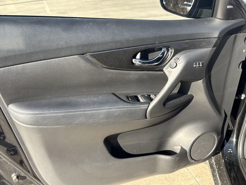 Used 2018 Nissan Rogue SV w/ Premium Package image 3