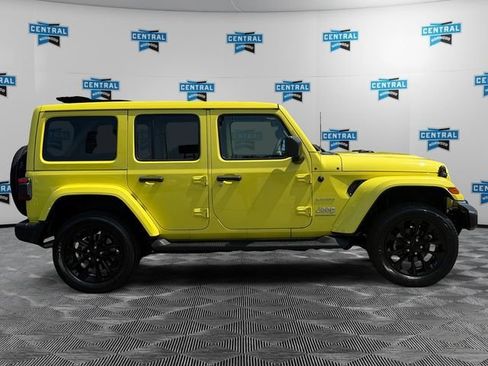 Used 2023 Jeep Wrangler Unlimited Sahara w/ Cold Weather Group AWD/4WD image 7