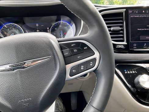 Used 2023 Chrysler Pacifica Touring-L FWD image 24