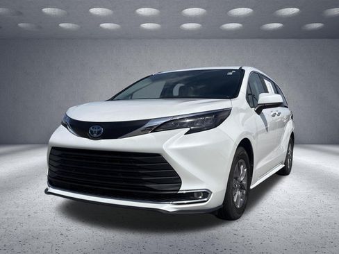 Used 2024 Toyota Sienna XLE FWD image 1