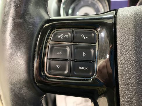 Used 2014 Chrysler Town & Country Touring-L image 27