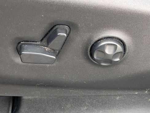 Used 2020 Chrysler Pacifica Touring-L FWD image 15