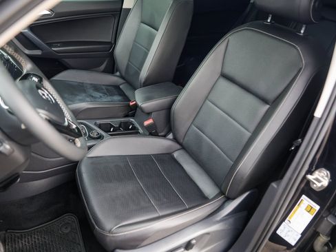 Used 2021 Volkswagen Tiguan SE w/ Panoramic Sunroof Package image 7