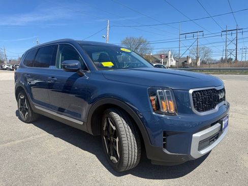 Used 2024 Kia Telluride EX w/ EX Captain's Chair Package AWD/4WD image 3
