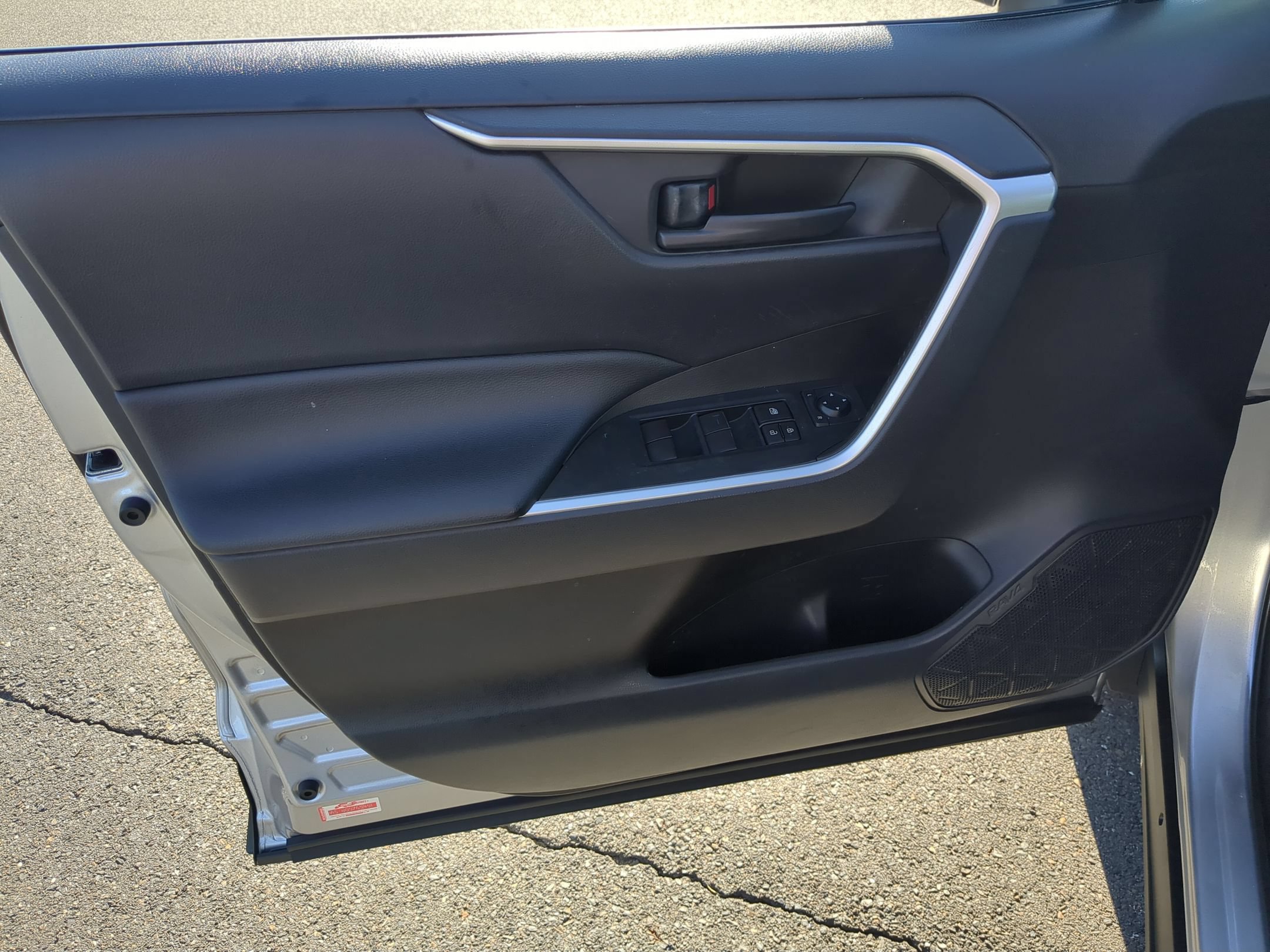 Used 2021 Toyota RAV4 LE AWD/4WD image 19
