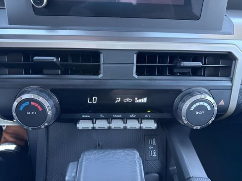 Used 2025 Toyota Tacoma TRD Sport AWD/4WD image 21