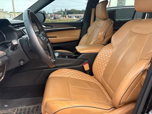 Used 2023 Jeep Grand Cherokee L Summit w/ Advanced Protech Group IV AWD/4WD image 4