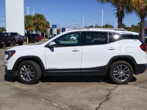 Used 2024 GMC Terrain SLT image 24