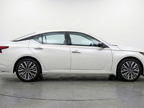 Used 2025 Nissan Altima 2.5 SV image 8