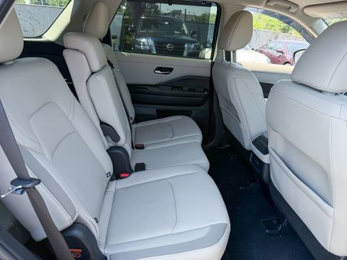 Certified 2024 Nissan Pathfinder SL w/ Black Appearance Package AWD/4WD image 18