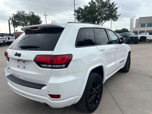 Used 2021 Jeep Grand Cherokee Laredo X AWD/4WD image 4
