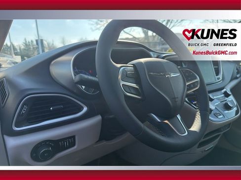 Used 2024 Chrysler Pacifica Touring-L FWD image 17