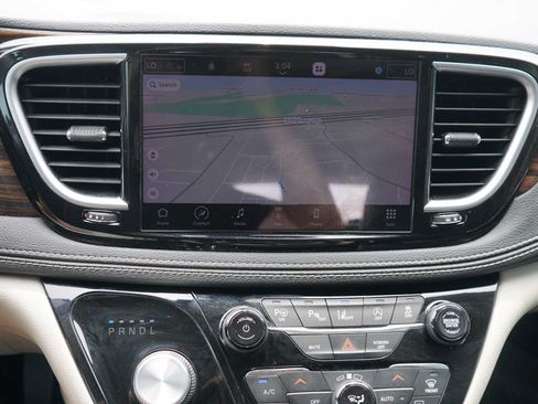 Used 2022 Chrysler Pacifica Limited FWD image 12