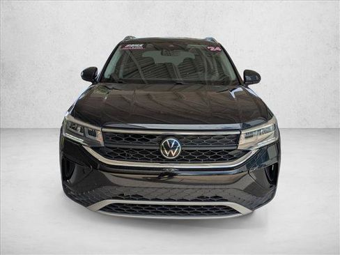 Used 2024 Volkswagen Taos SE FWD image 2