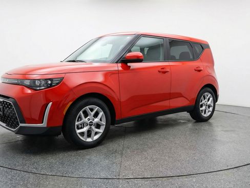 Used 2025 Kia Soul LX w/ LX Technology Package FWD image 3