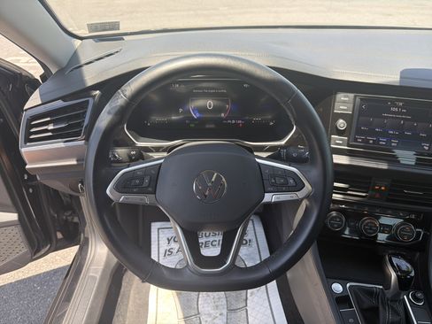Used 2024 Volkswagen Jetta SE FWD image 17