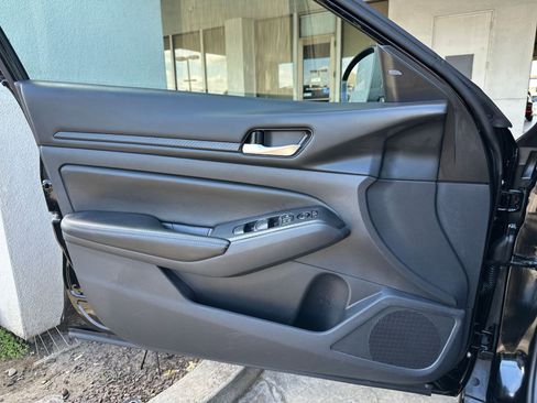 Used 2025 Nissan Altima 2.5 SV FWD image 18
