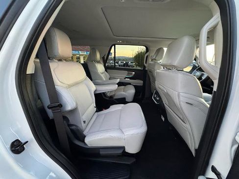 Certified 2025 Ford Expedition Platinum image 30