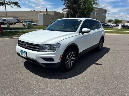 Used 2019 Volkswagen Tiguan SE w/ Panoramic Sunroof Package AWD/4WD image 2
