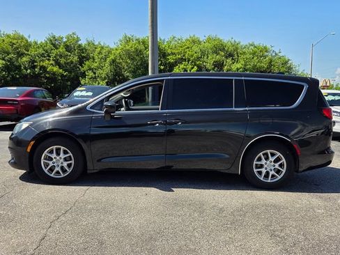 Used 2017 Chrysler Pacifica Touring FWD image 4