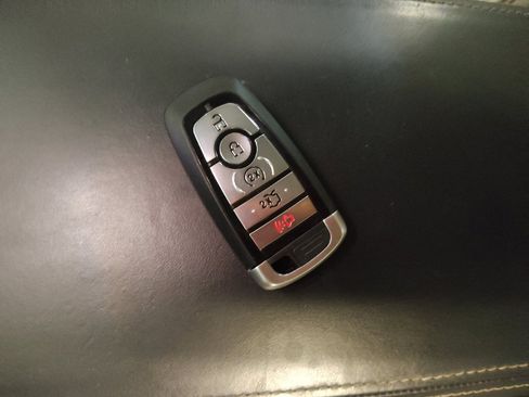 Used 2018 Ford Explorer Platinum image 32