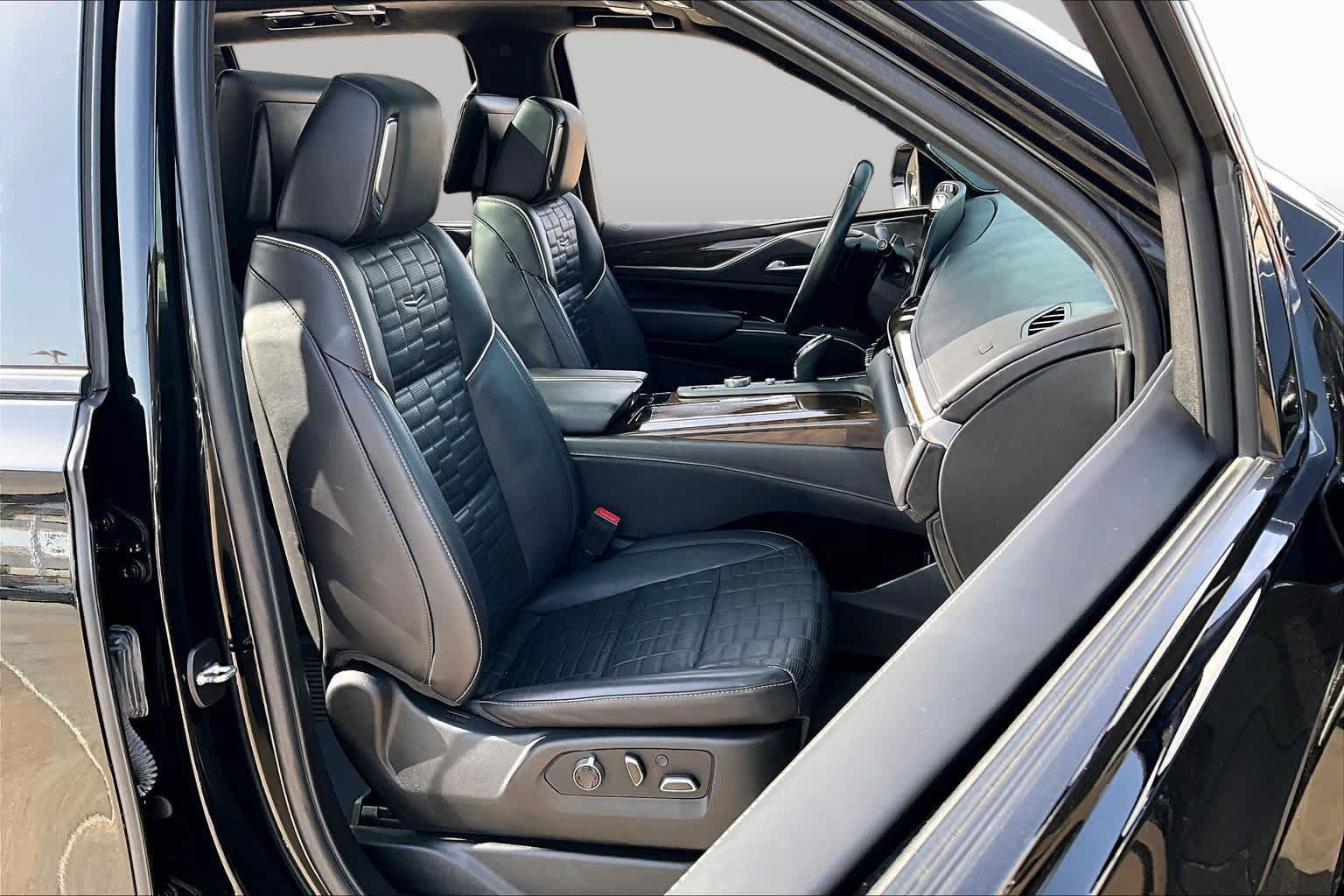 Used 2023 Cadillac Escalade Sport Platinum w/ LPO, ONYX Package AWD/4WD image 9